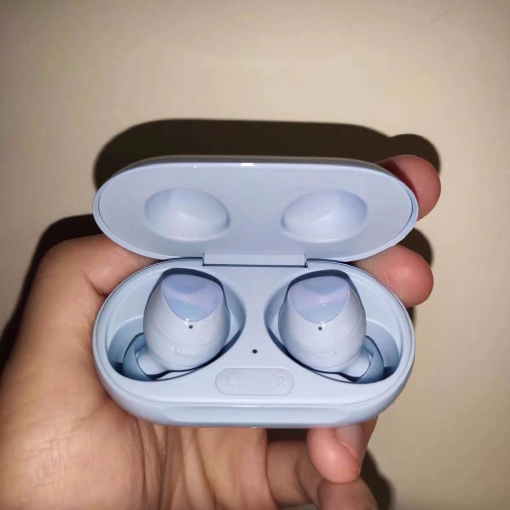 Samsung's new blue headphones - Picture 4 of 4